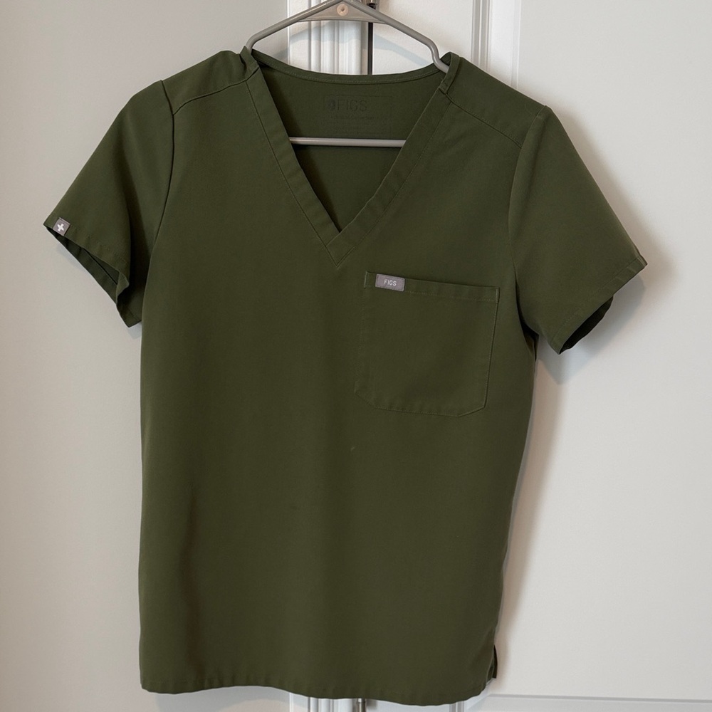 Figs Women's V-Neck Scrub Top in Olive